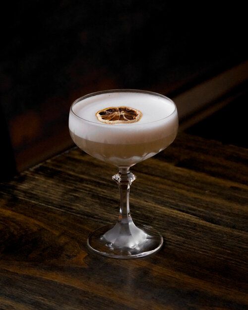 Light and smooth, this gin sour combines fresh lemon and sweet peach notes